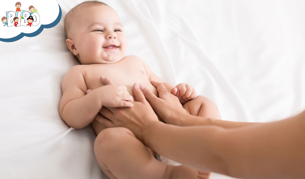 Massage thường xuyên để giảm bớt tình trạng trẻ sơ sinh bị táo bón