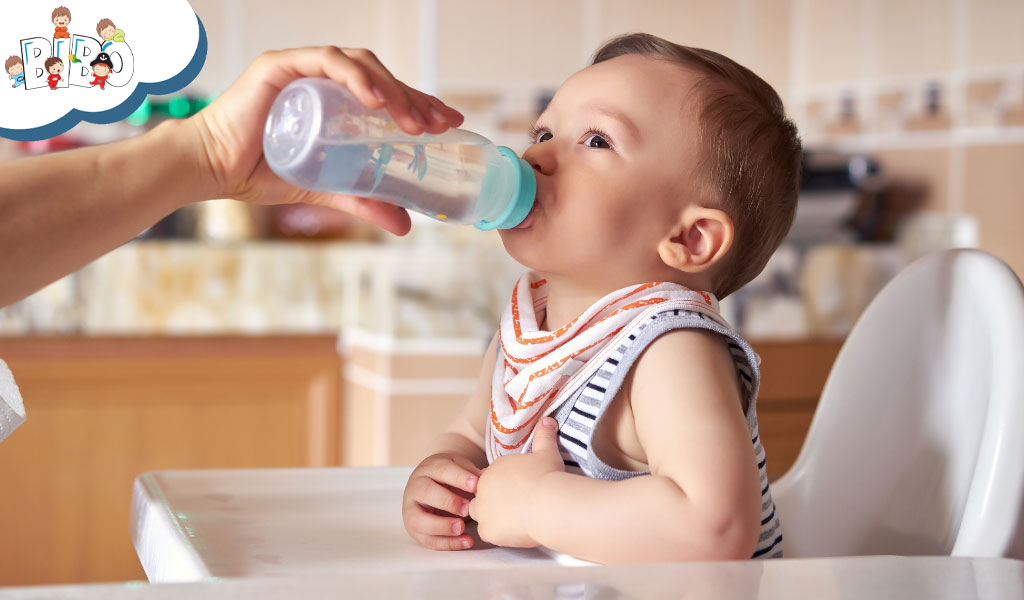 Uống đủ nước mỗi ngày là cách trị táo bón cho trẻ vô cùng đơn giản và hiệu quả
