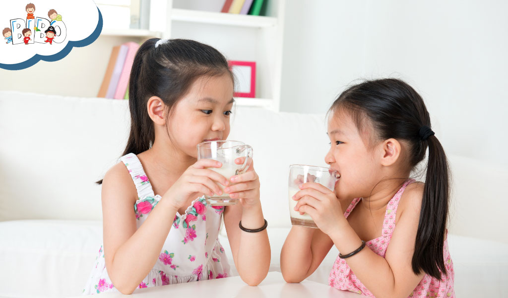 Uống nước đầy đủ là cách giúp trẻ đi ngoài khi bị táo bón lâu ngày