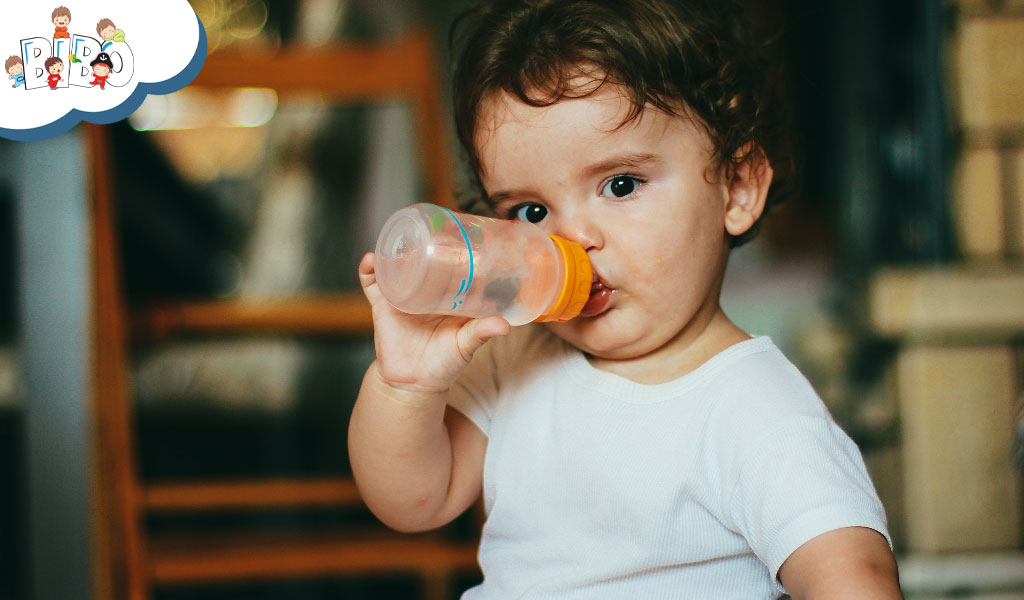 Uống quá nhiều nước có thể khiến trẻ bị đầy bụng
